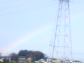鉄塔に掛かる虹